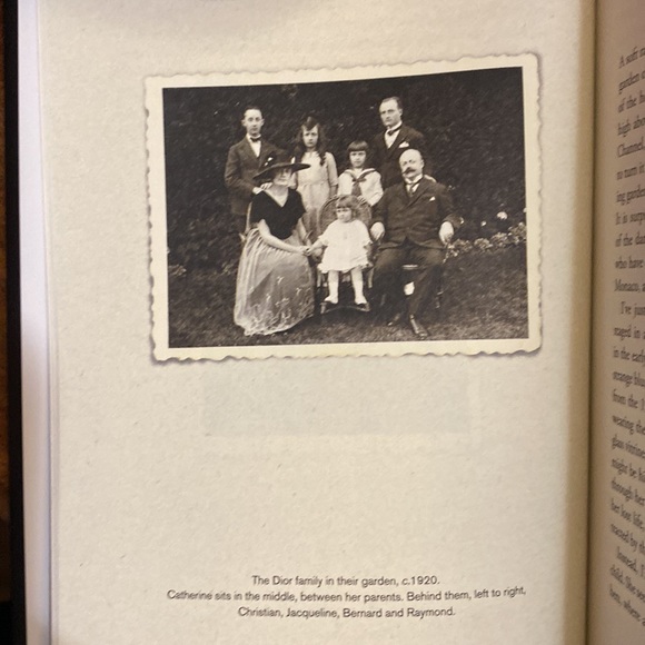 Miss. Dior A Story of courage & Couture. - Picture 10 of 12